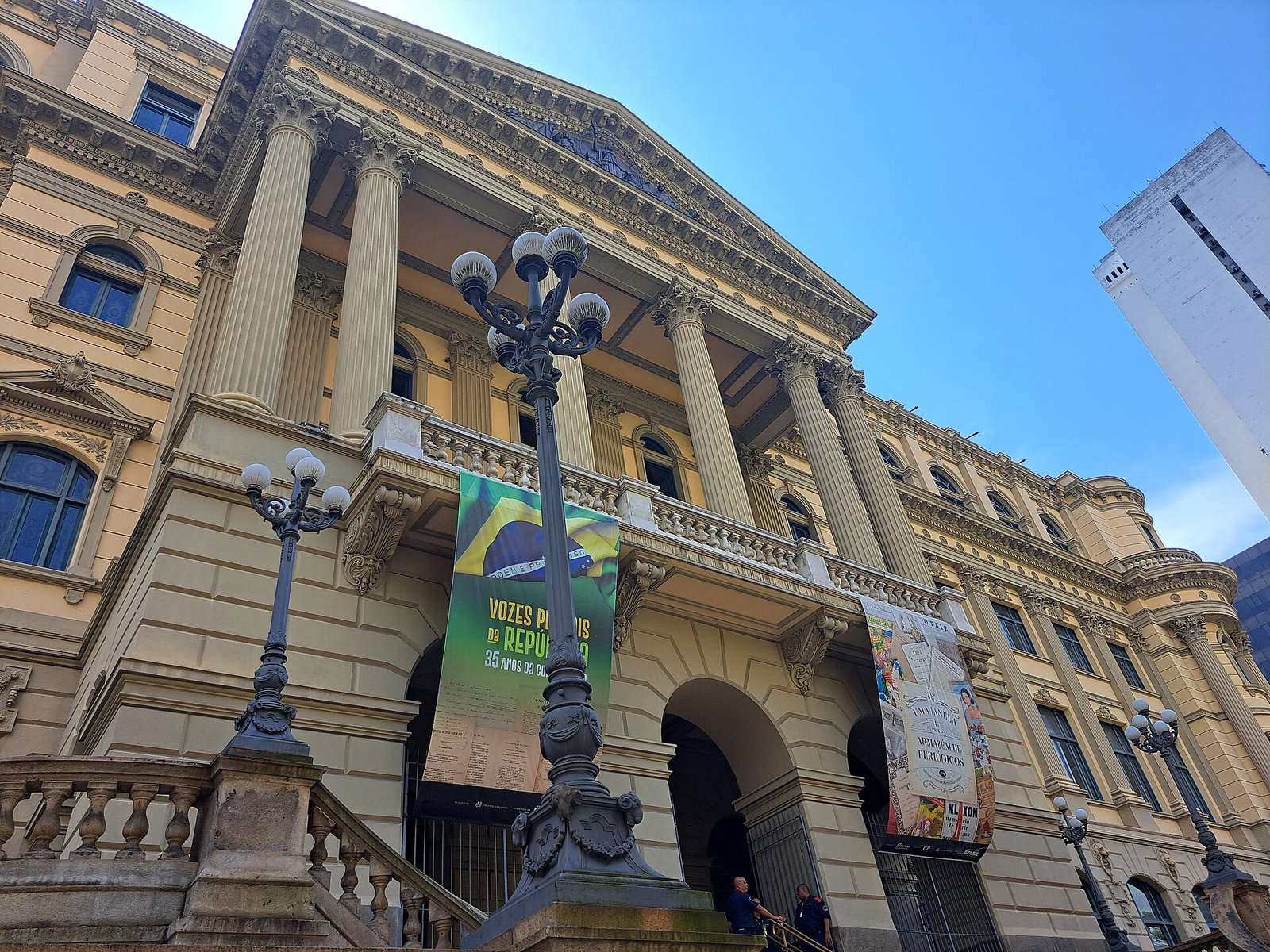 Colunas e fachada da Biblioteca Nacional no Rio de Janeiro