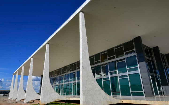 Colunas e fachada do Supremo Tribunal Federal em Brasília