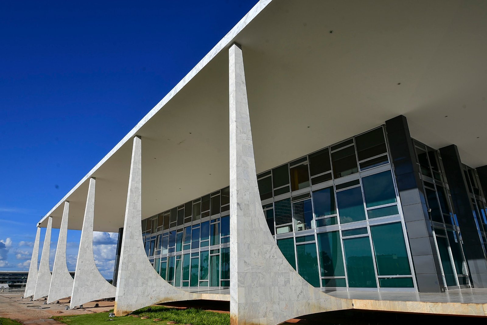 Colunas e fachada do Supremo Tribunal Federal em Brasília