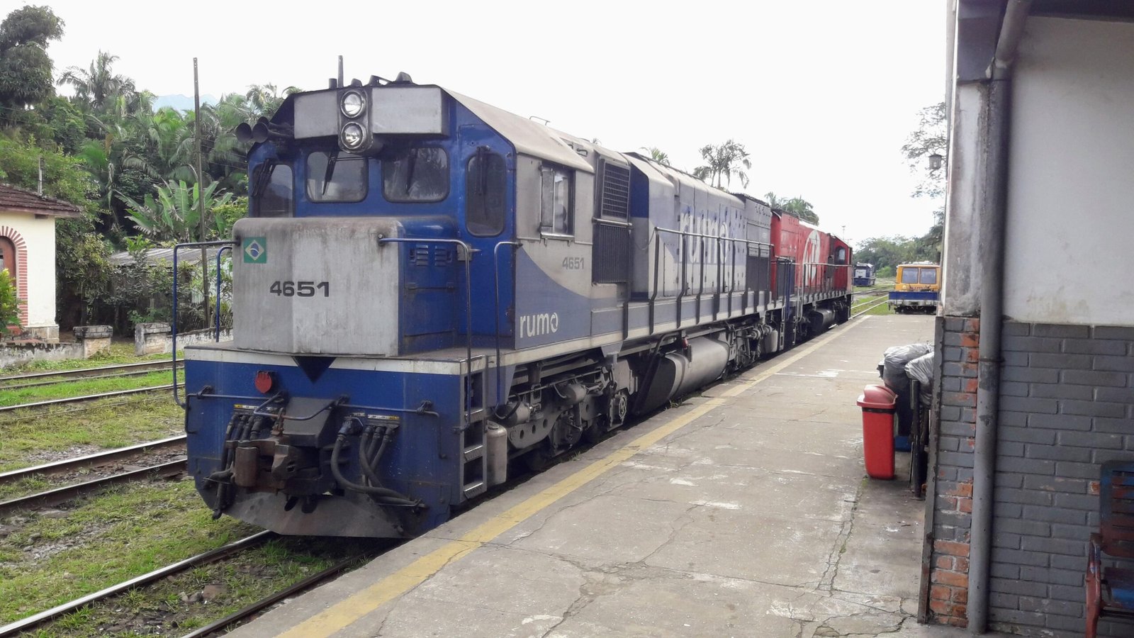 Locomotiva da Rumo estacionada junto à plataforma da estação de Morretes