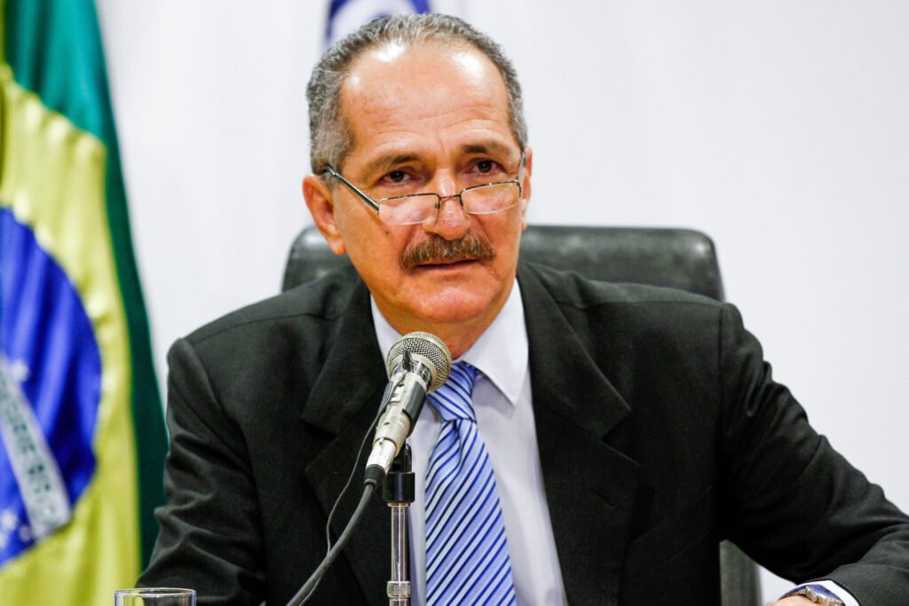Aldo Rebelo, de óculos e gravata, fala ao microfone em cerimônia do MCTI, em janeiro de 2015.