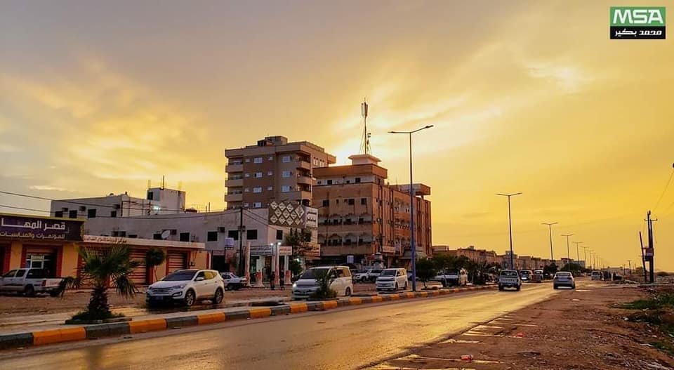 Avenida com veículos e edifícios na cidade de Ataq, na província iemenita de Shabwa, ao entardecer.