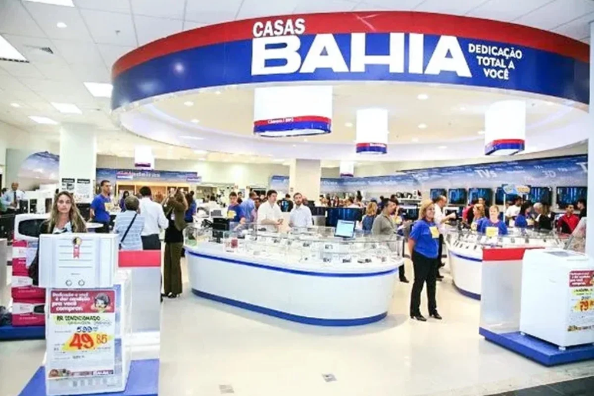 Interior de loja das Casas Bahia com balcões de atendimento e eletrodomésticos