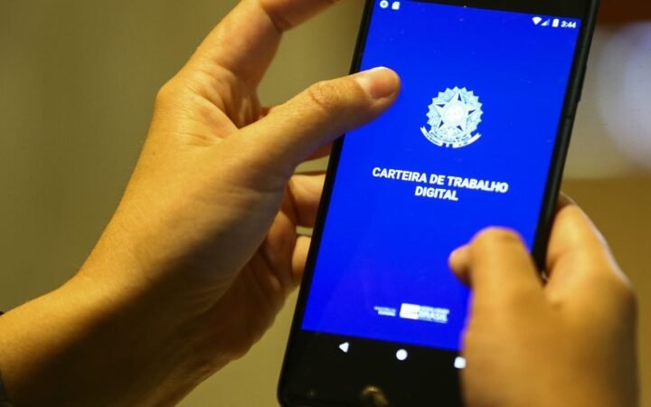 Aplicativo Carteira de Trabalho Digital aberto em um celular