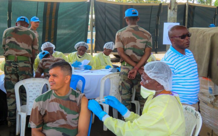 Militar de missão de paz recebe vacina contra ebola em Pinga, na República Democrática do Congo, em 2019.