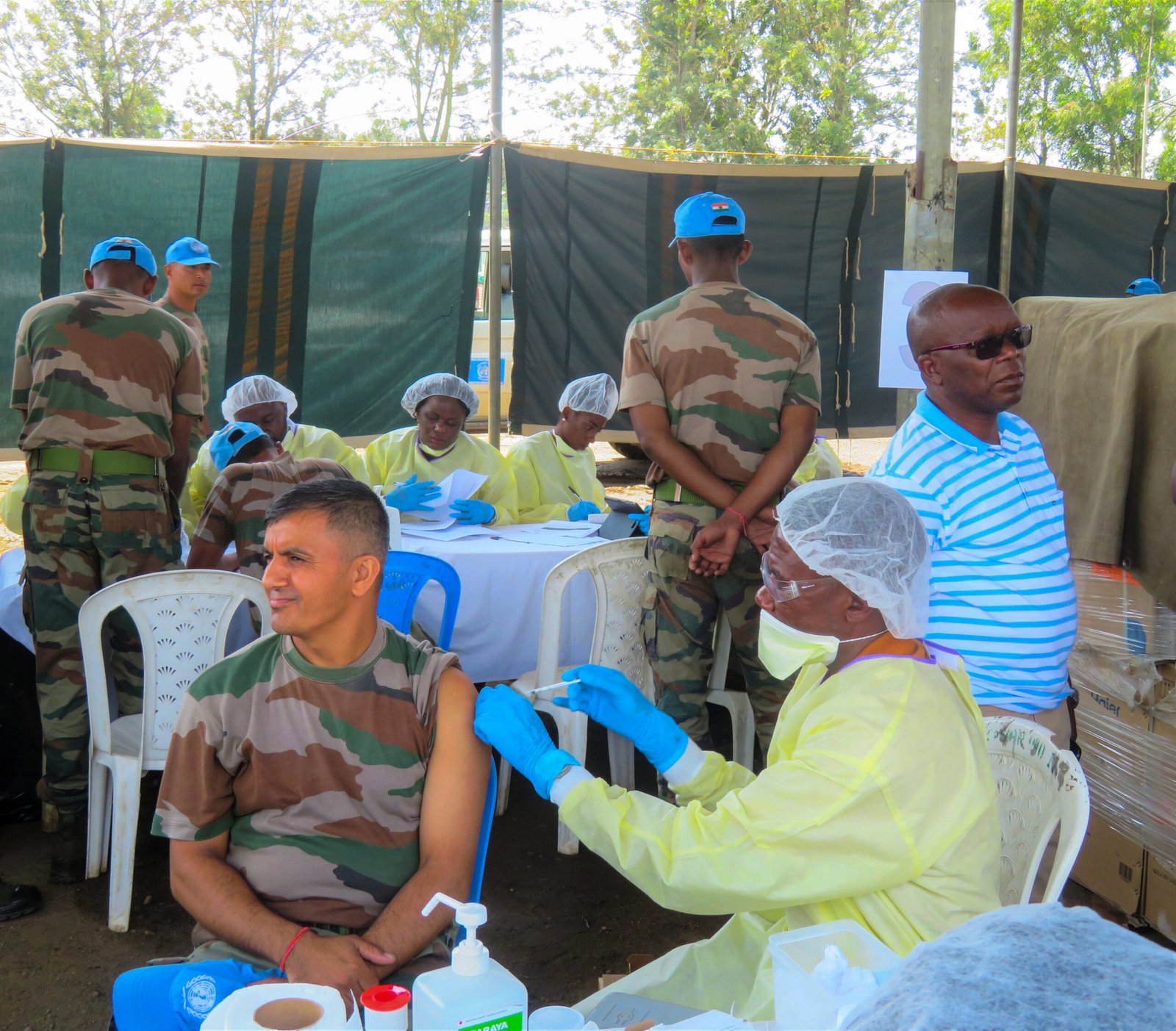Militar de missão de paz recebe vacina contra ebola em Pinga, na República Democrática do Congo, em 2019.