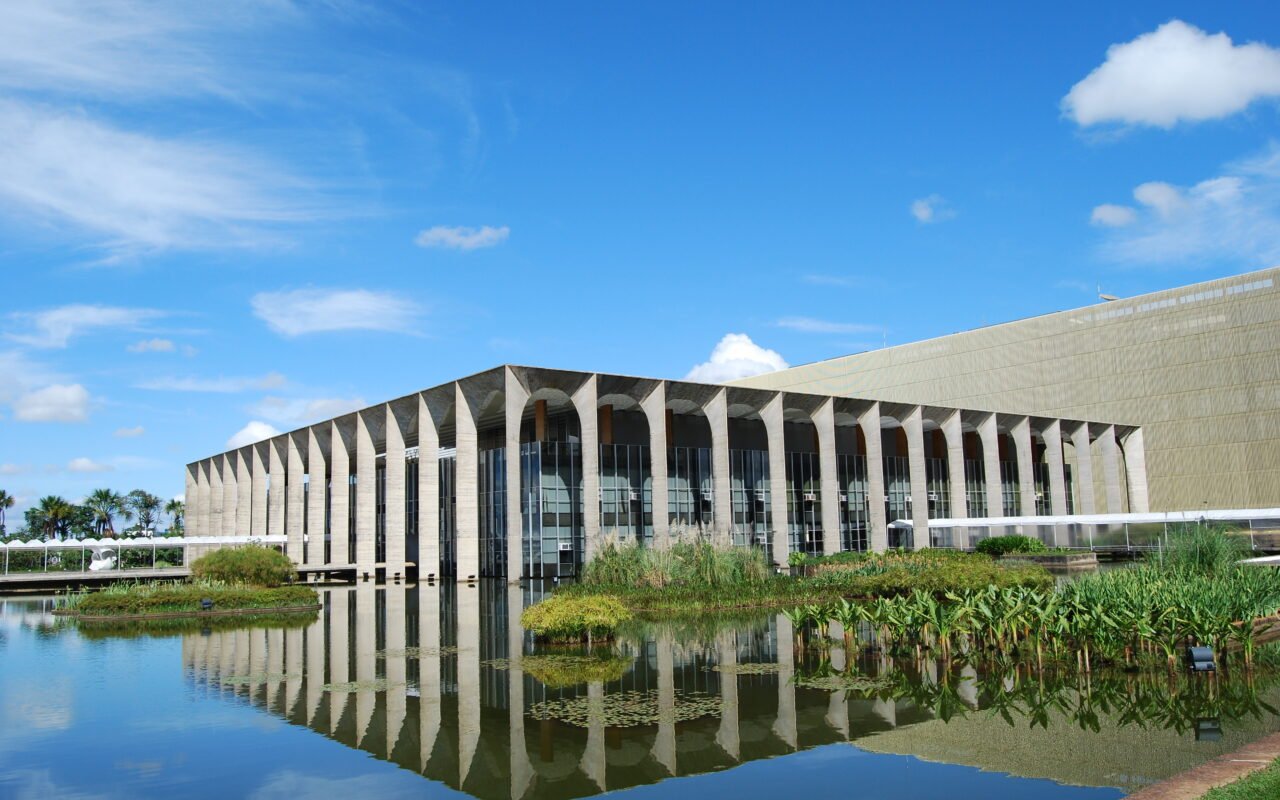 Fachada do Palácio Itamaraty e espelho d’água em Brasília, em fotografia de arquivo.
