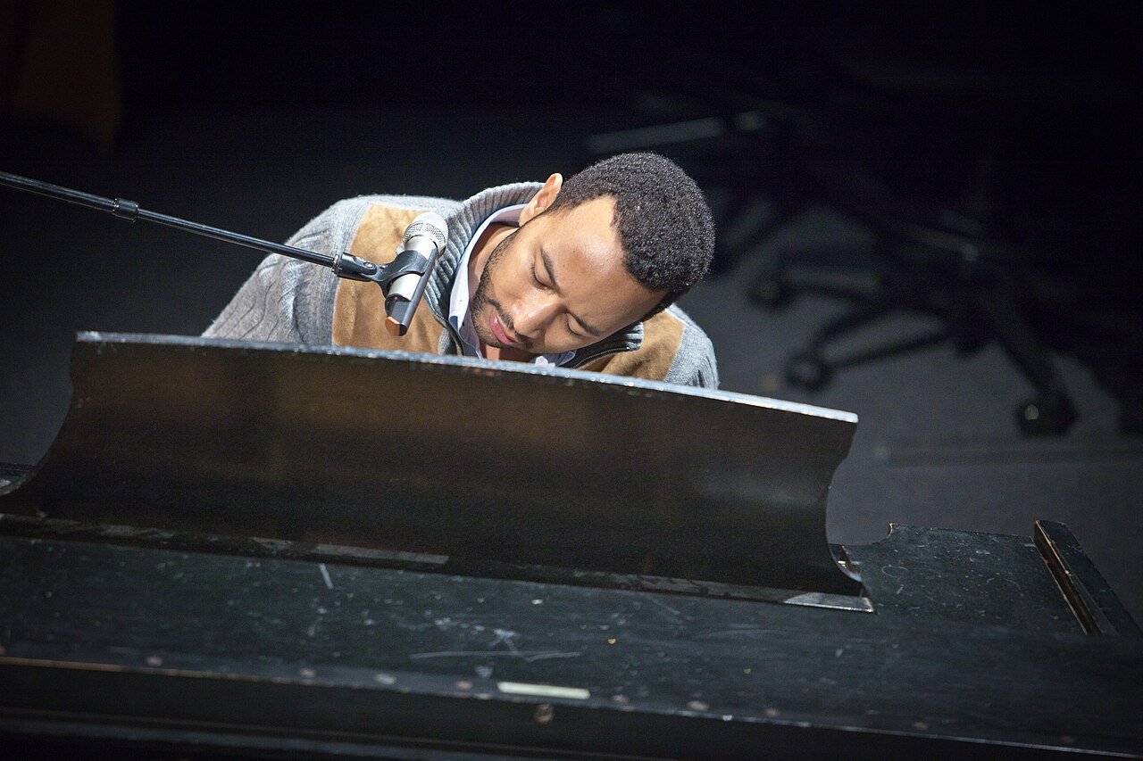 John Legend ao piano durante apresentação na conferência PopTech em Camden, em 2010.
