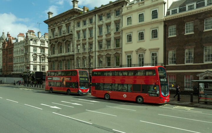 Ônibus vermelhos e pedestres na Parliament Street em Londres