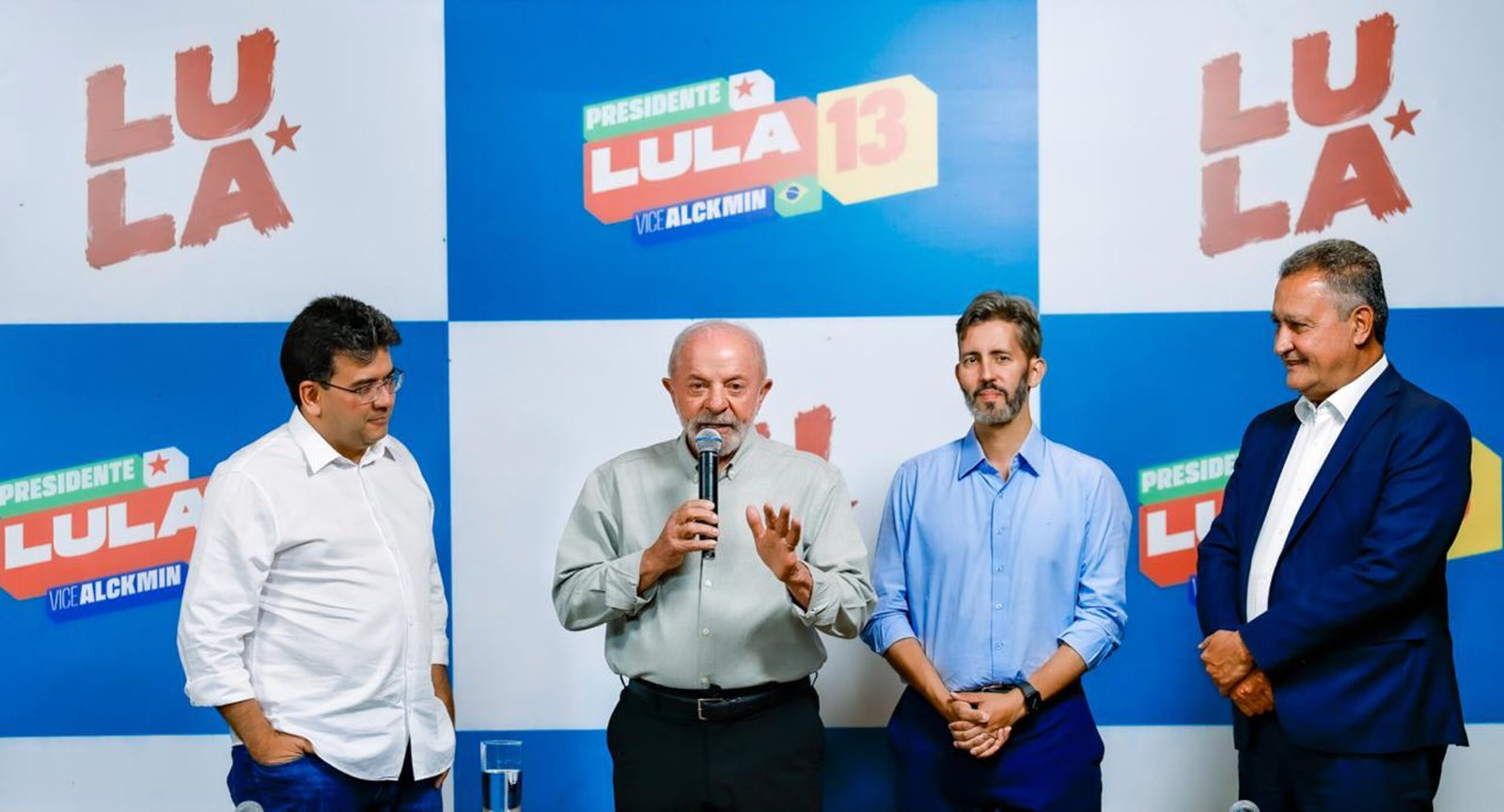 Lula fala ao microfone, acompanhado de aliados, em Brasília, em 6 de outubro de 2026