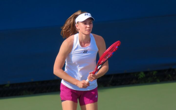 Elena Rybakina em treino no US Open em 24 de agosto de 2024; fotografia de arquivo de Ocoudis, CC0, não retrata a partida de Tóquio em 2026.