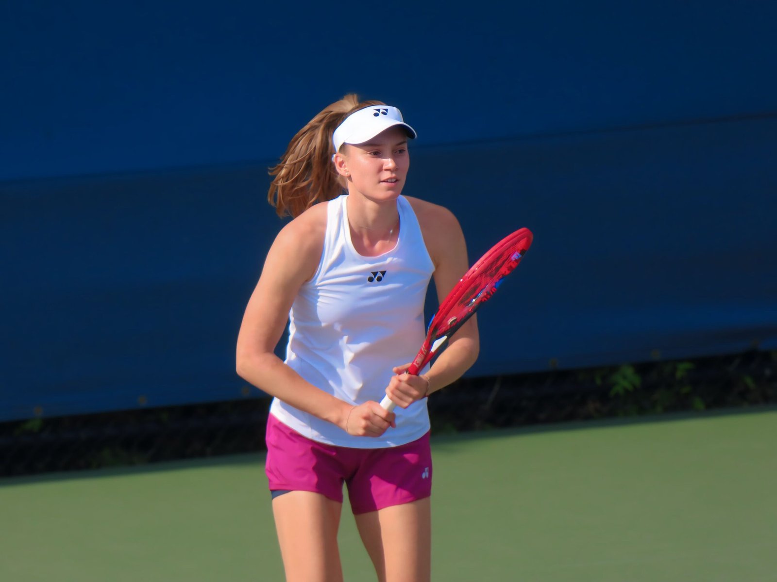 Elena Rybakina em treino no US Open em 24 de agosto de 2024; fotografia de arquivo de Ocoudis, CC0, não retrata a partida de Tóquio em 2026.