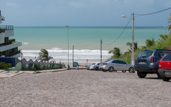 Rua de acesso à praia de Ponta Negra, em Natal, em foto de arquivo de 2015; não mostra uma atividade do projeto Praia Inclusiva.