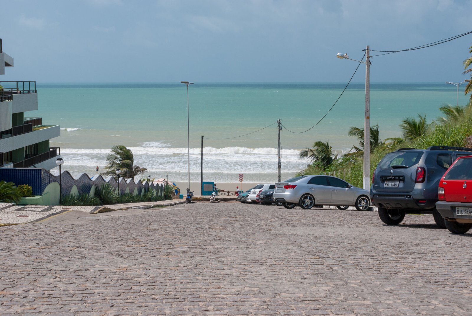 Rua de acesso à praia de Ponta Negra, em Natal, em foto de arquivo de 2015; não mostra uma atividade do projeto Praia Inclusiva.