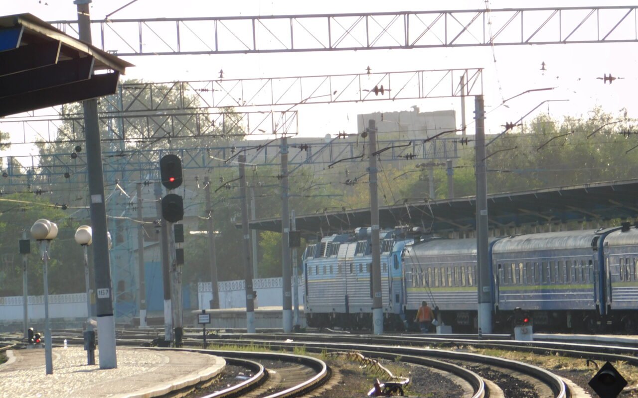 Trem e plataforma da estação deDnipro em7de agosto de2019; fotografia de arquivo deVKras, sem mostrar o ataque de2026.