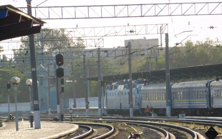 Trem e plataforma da estação deDnipro em7de agosto de2019; fotografia de arquivo deVKras, sem mostrar o ataque de2026.