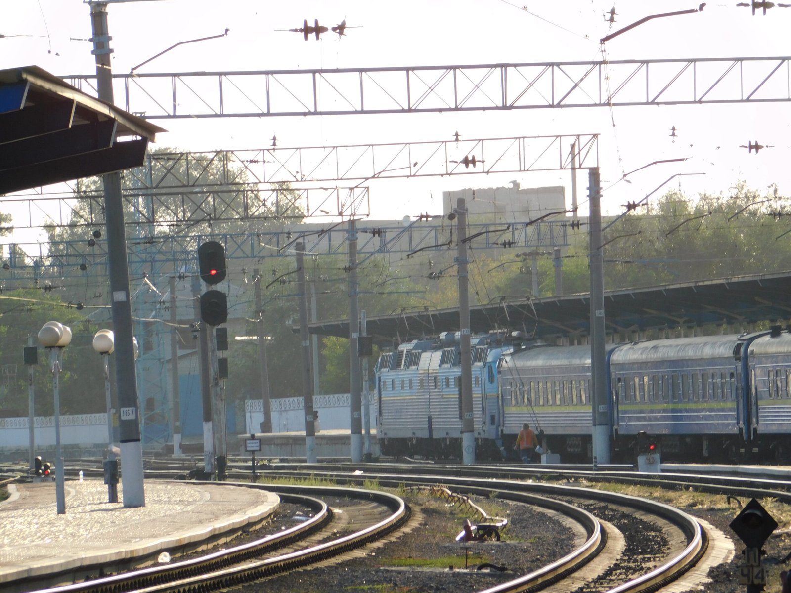 Trem e plataforma da estação deDnipro em7de agosto de2019; fotografia de arquivo deVKras, sem mostrar o ataque de2026.