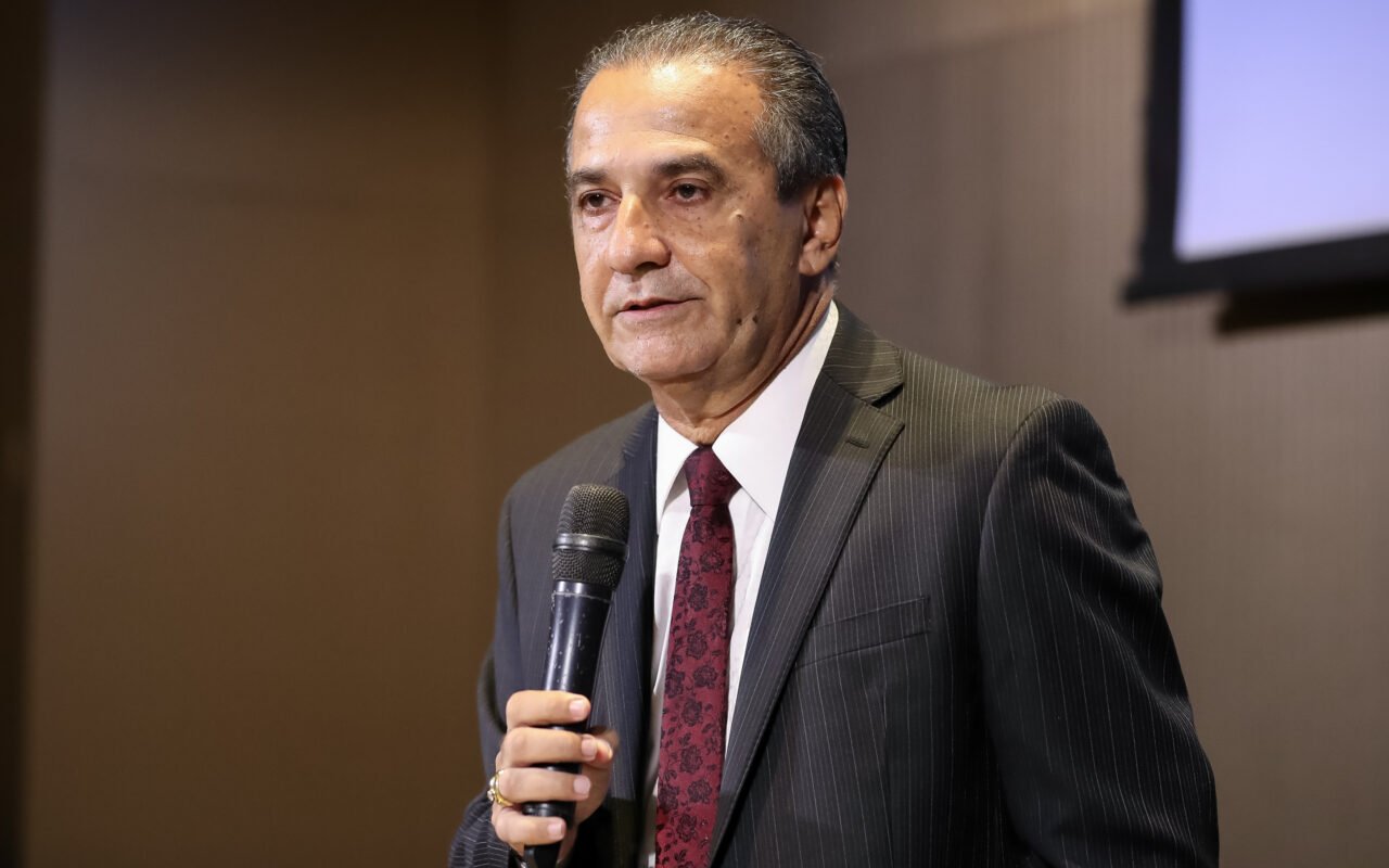 Silas Malafaia fala ao microfone em encontro no Rio de Janeiro em 11 de abril de 2019; fotografia de arquivo, sem relação documental com a mensagem de outubro de 2026.