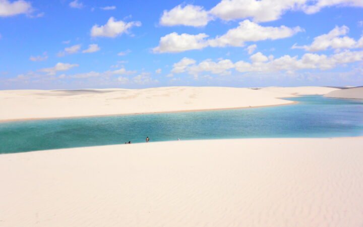 Lagoa entre dunas nos Lençóis Maranhenses