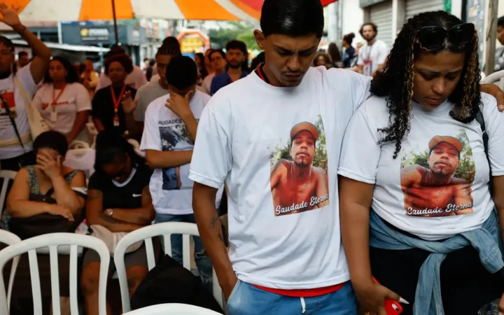 Participantes de ato na Vila Cruzeiro, Complexo da Penha, em memória dos mortos na Operação Contenção, em 28 de outubro de 2026.