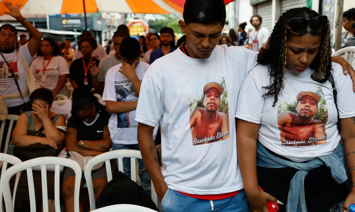 Participantes de ato na Vila Cruzeiro, Complexo da Penha, em memória dos mortos na Operação Contenção, em 28 de outubro de 2026.