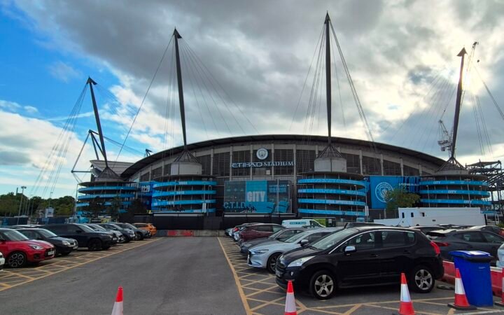 Fachada do Etihad Stadium em Manchester em fotografia de arquivo de 2024.