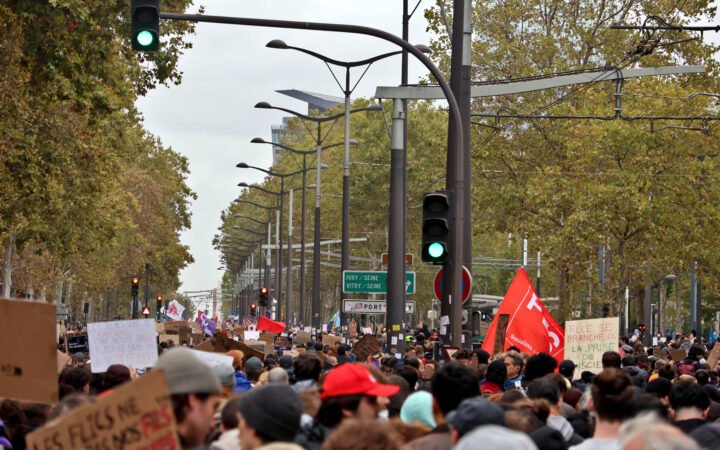 Manifestantes ocupam uma avenida de Paris em ato de 24 de outubro de 2026.