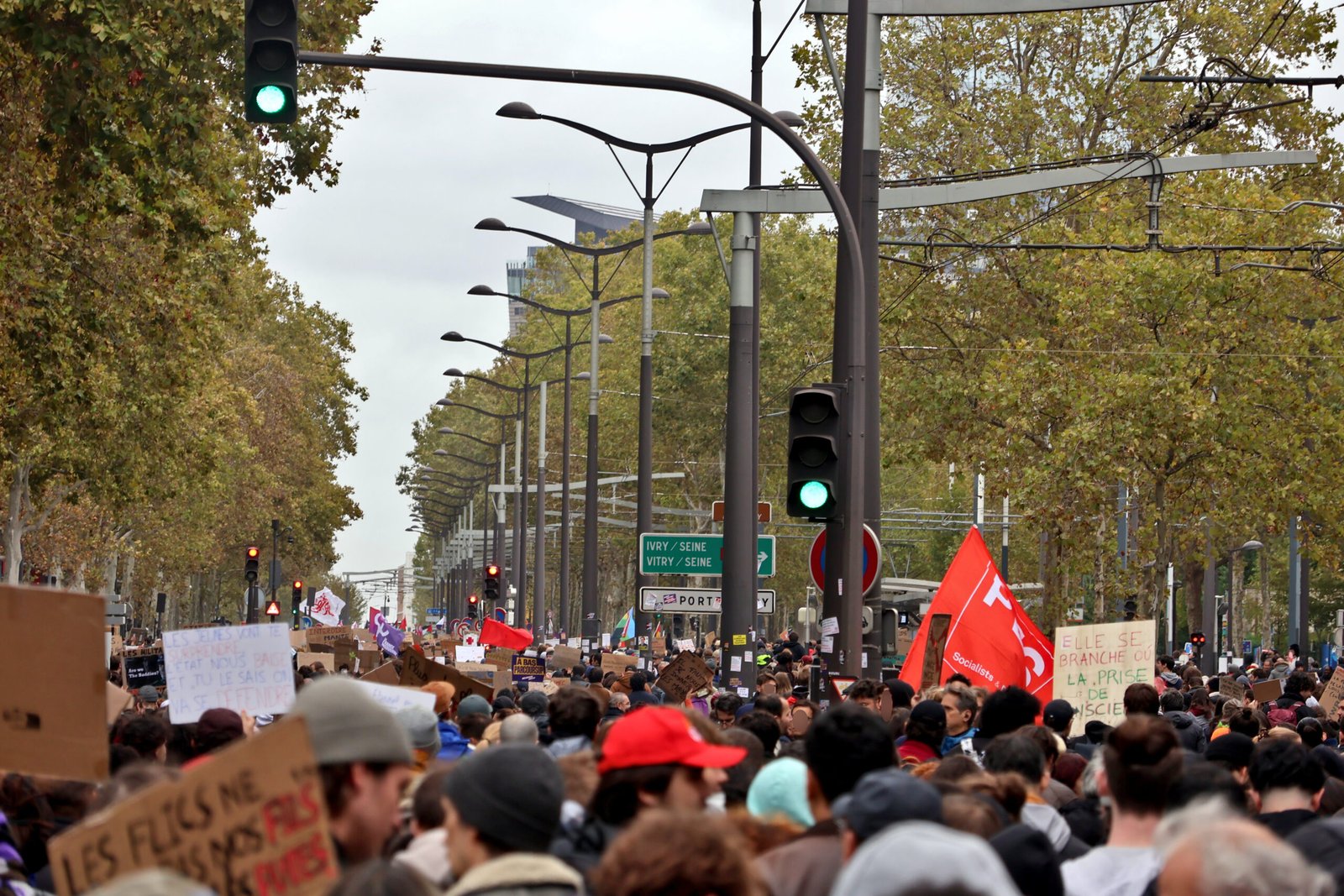 Manifestantes em rua de Paris em 24 de outubro de 2026, uma semana antes dos novos atos.