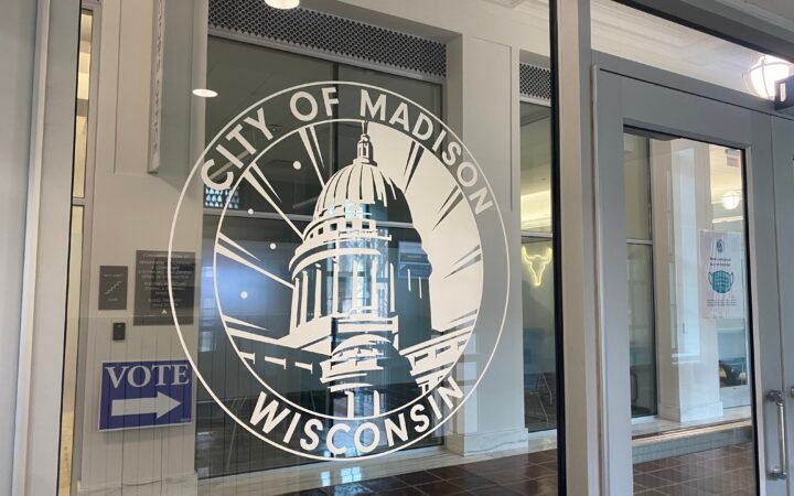 Placa de votação no prédio municipal de Madison, Wisconsin, em outubro de 2022.