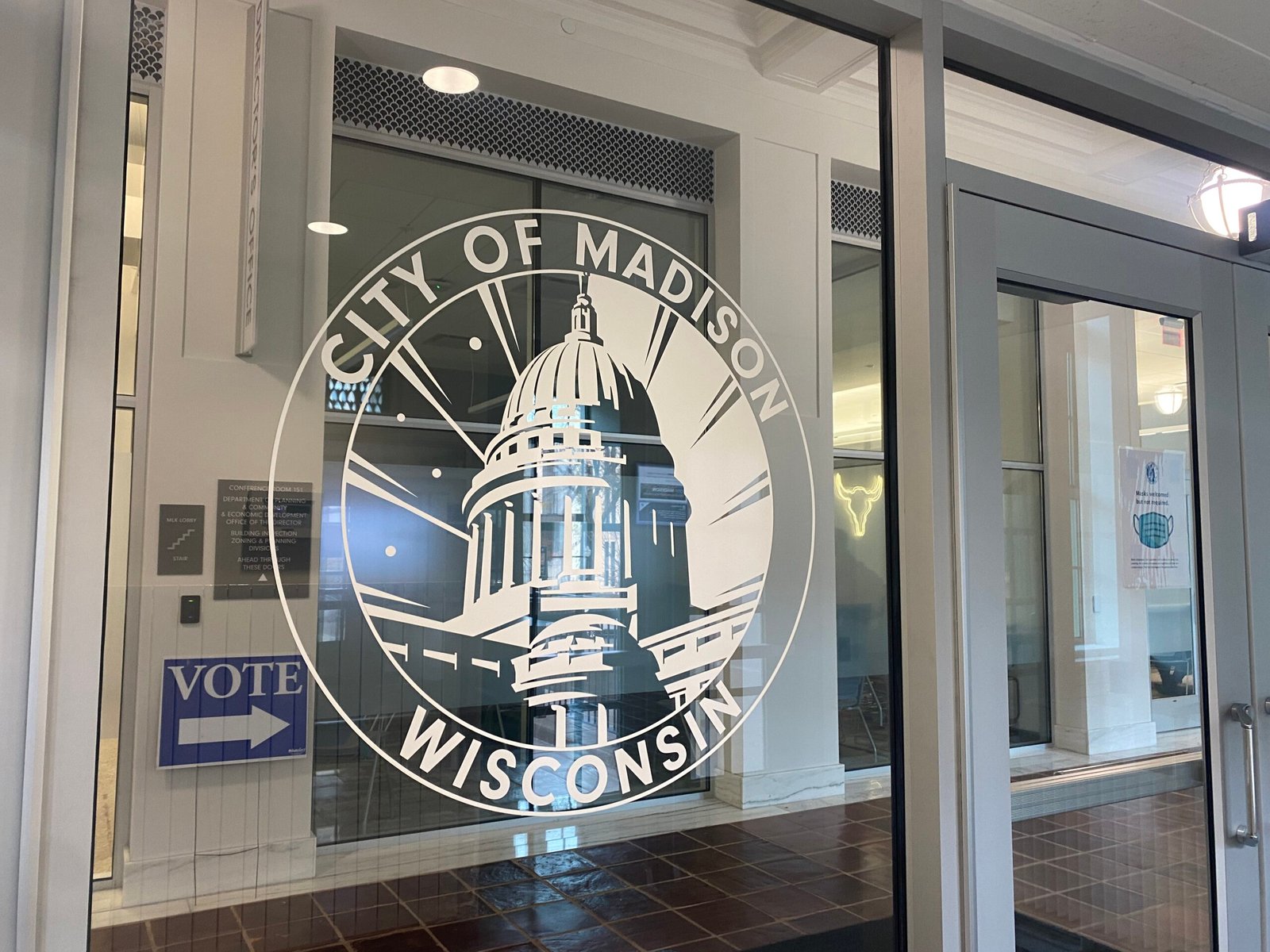 Placa de votação em prédio municipal de Madison, Wisconsin, em 2022.