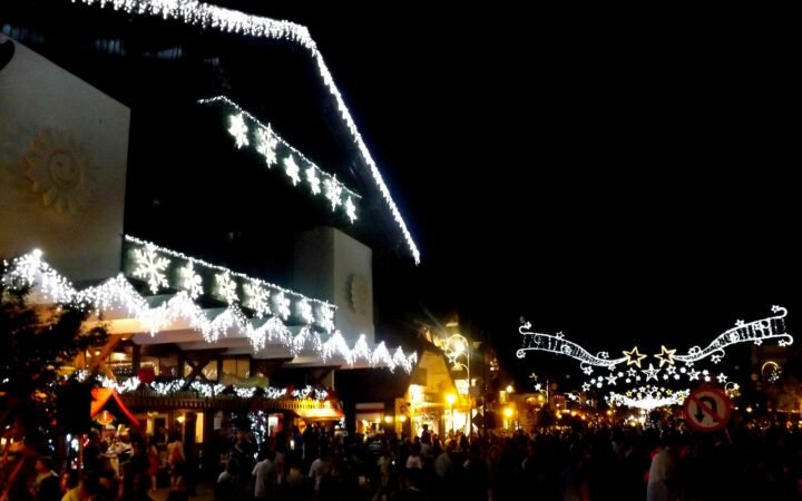 Iluminação natalina nas ruas de Gramado, com visitantes, em fotografia de arquivo de janeiro de 2012.