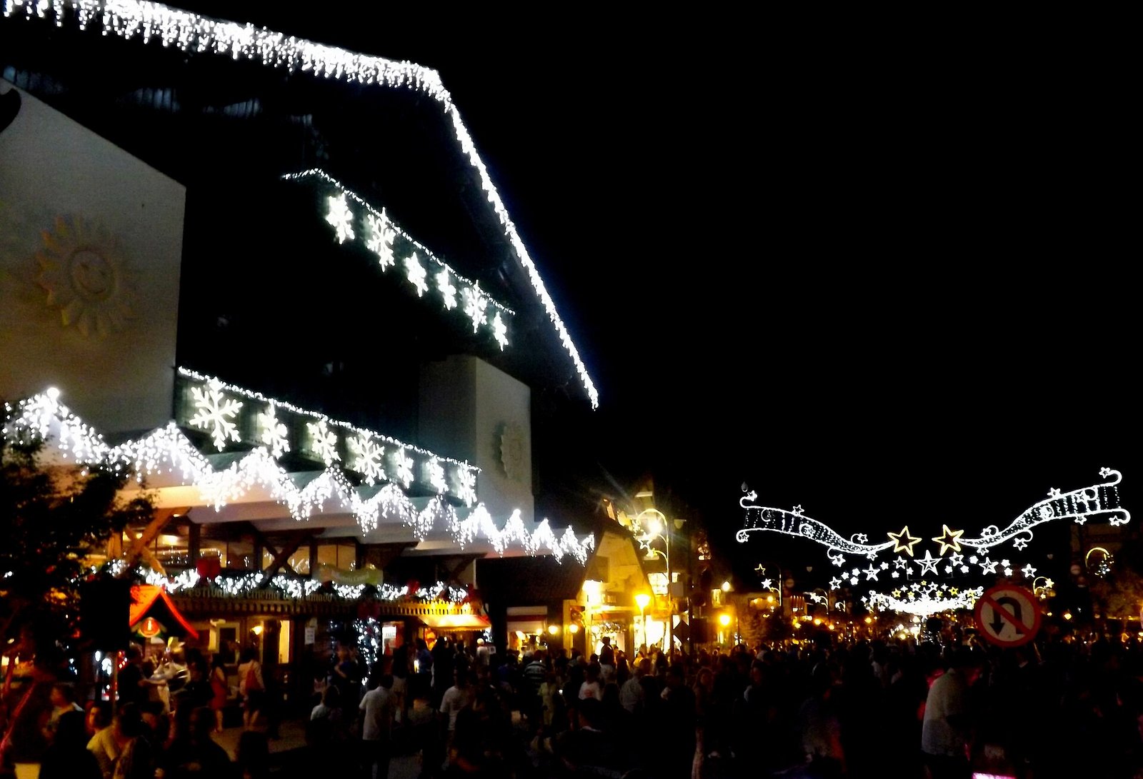 Iluminação natalina nas ruas de Gramado, com visitantes, em fotografia de arquivo de janeiro de 2012.