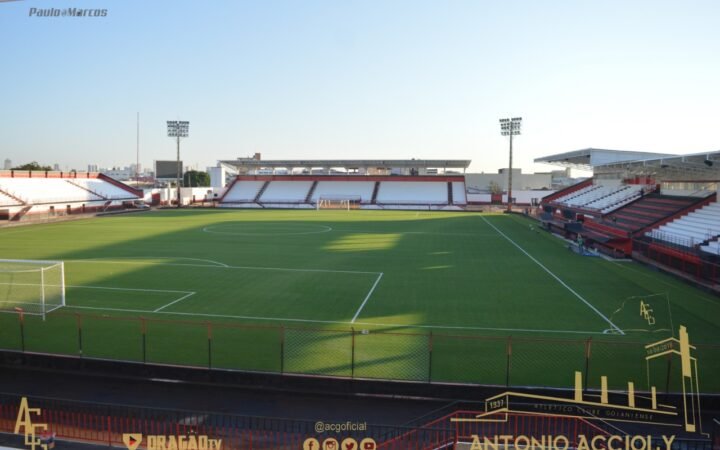 Gramado e arquibancadas vazias do Estádio Antônio Accioly, em Goiânia, em fotografia de arquivo de 2018.
