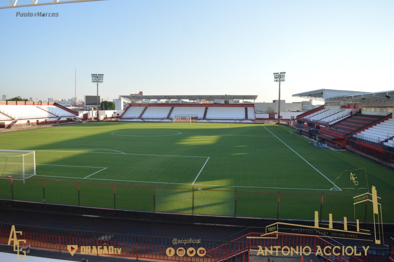 Gramado e arquibancadas vazias do Estádio Antônio Accioly, em Goiânia, em fotografia de arquivo de 2018.
