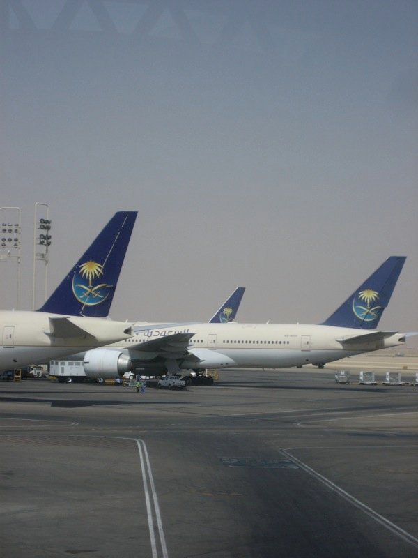 Aeronaves da Saudi Arabian Airlines estacionadas no aeroporto King Khalid, em Riad, em fotografia de arquivo de 2008.