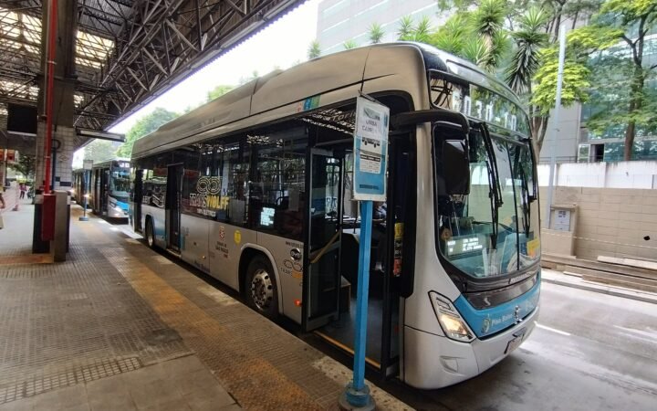 Ônibus elétrico parado em terminal de São Paulo, em fotografia de arquivo de janeiro de 2023.