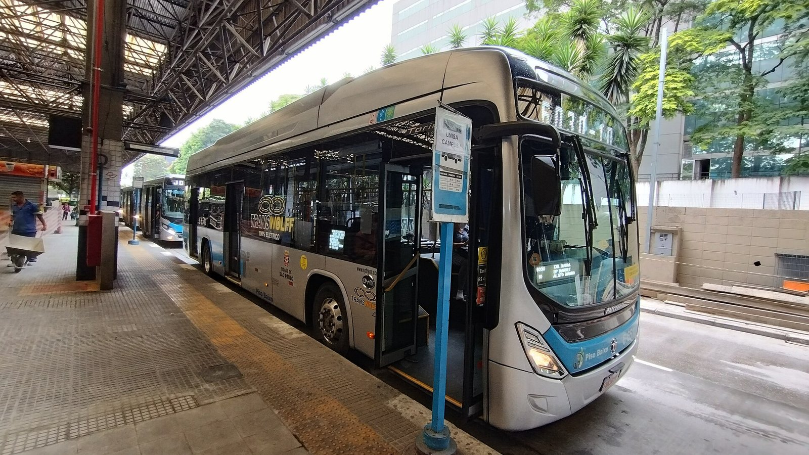 Ônibus elétrico parado em terminal de São Paulo, em fotografia de arquivo de janeiro de 2023.