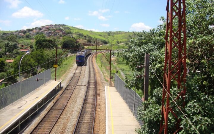 Trilhos e plataformas da estação Botujuru vistos de uma passarela, em fotografia de arquivo.