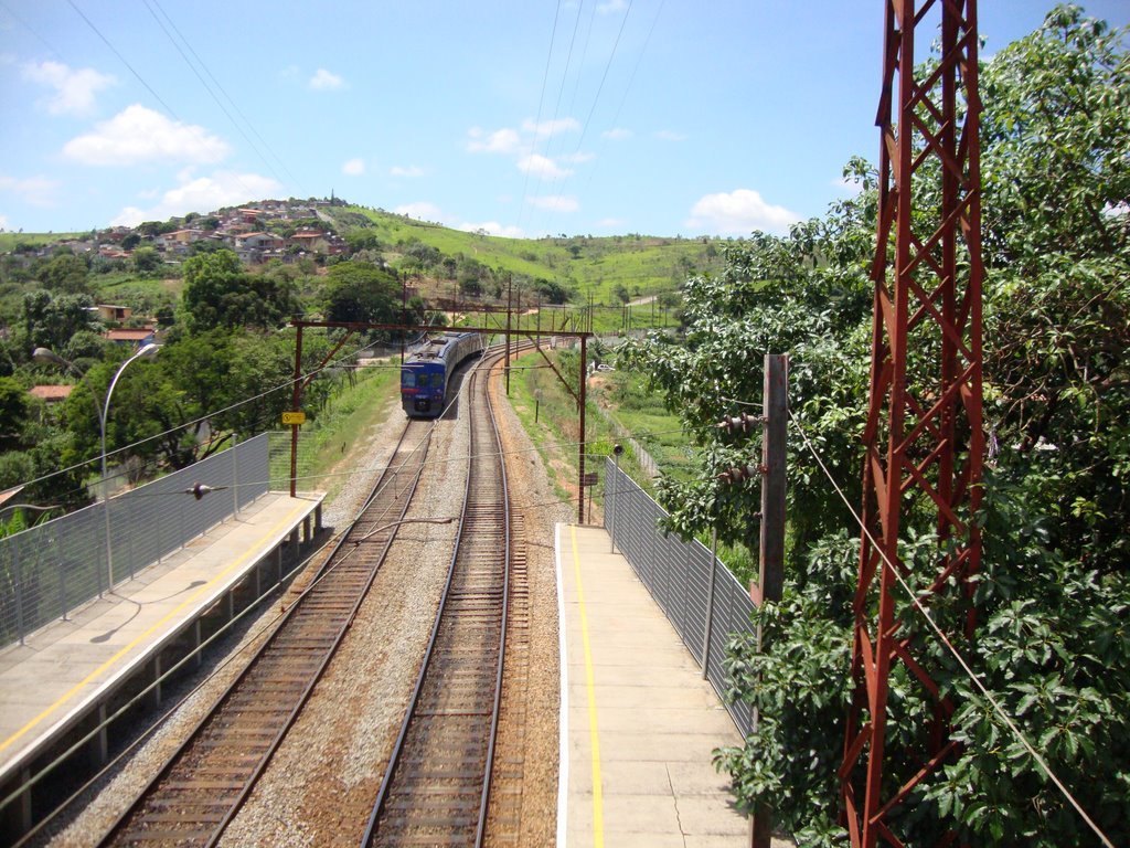 Trilhos e plataformas da estação Botujuru vistos de uma passarela, em fotografia de arquivo.
