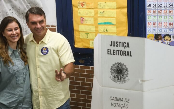 Flávio Bolsonaro vota no Rio de Janeiro em 25 de outubro de 2026.