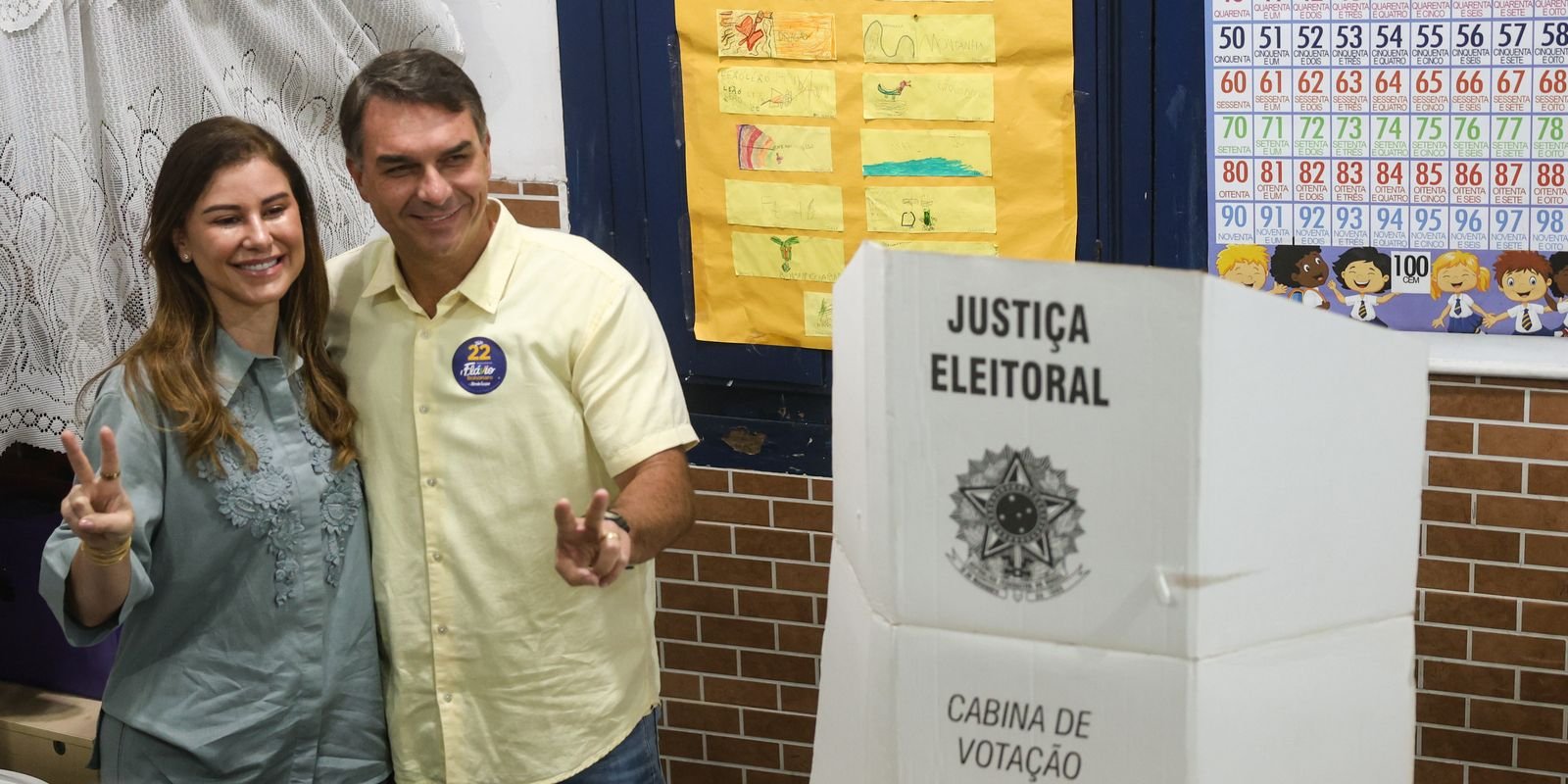 Flávio Bolsonaro vota no Rio de Janeiro em 25 de outubro de 2026.