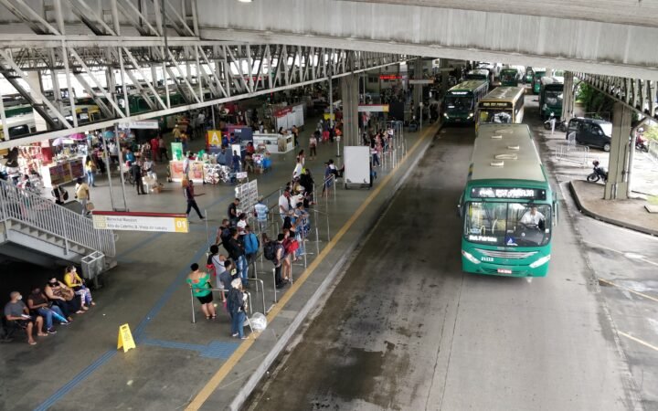 Ônibus e plataformas do Terminal de Pirajá, em Salvador, em fotografia de 2021.
