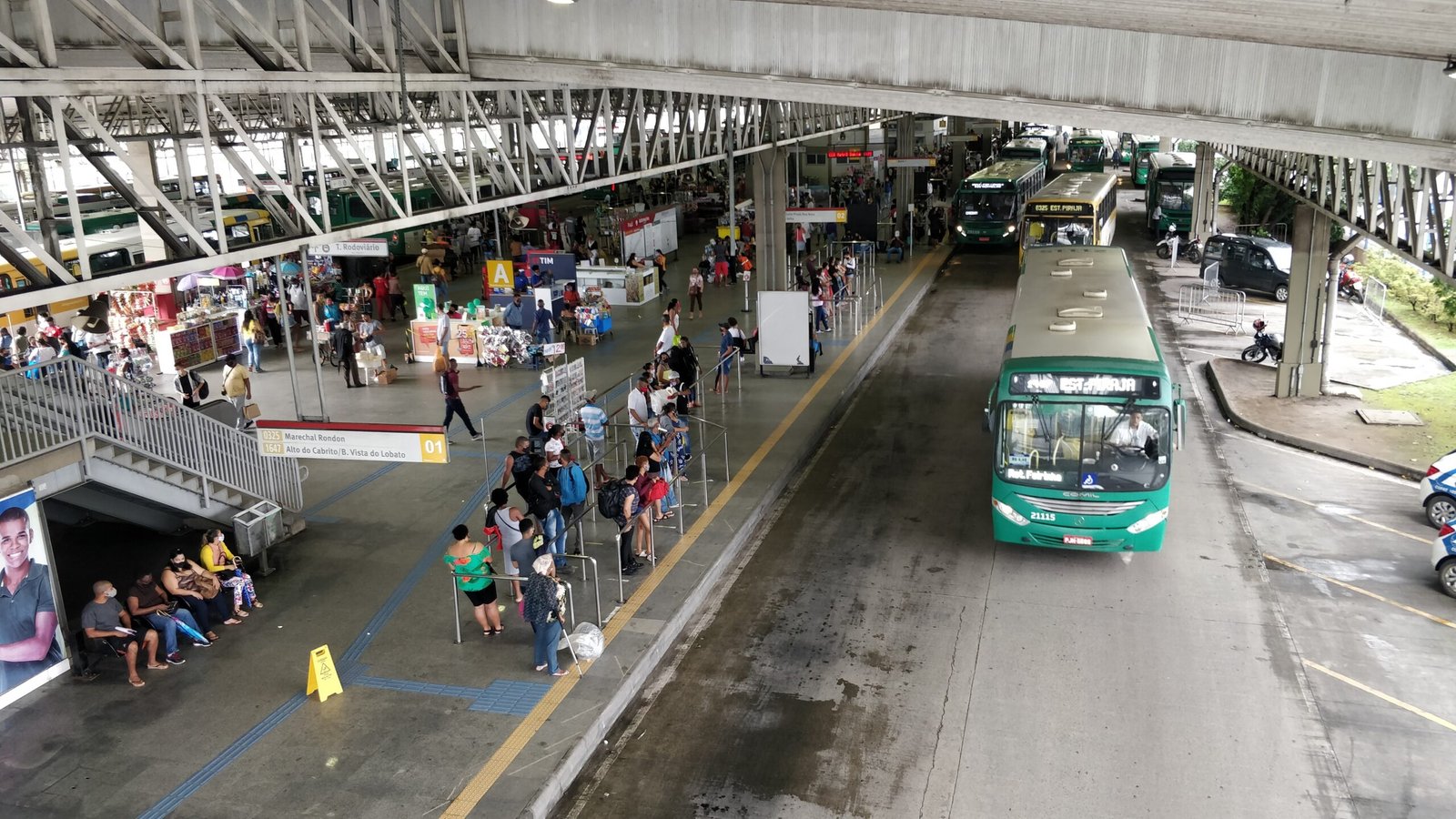 Ônibus e plataformas do Terminal de Pirajá, em Salvador, em fotografia de2021.