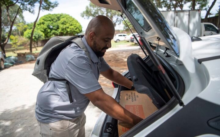 Servidor recolhe uma urna eletrônica em uma escola do Gama em 2022.