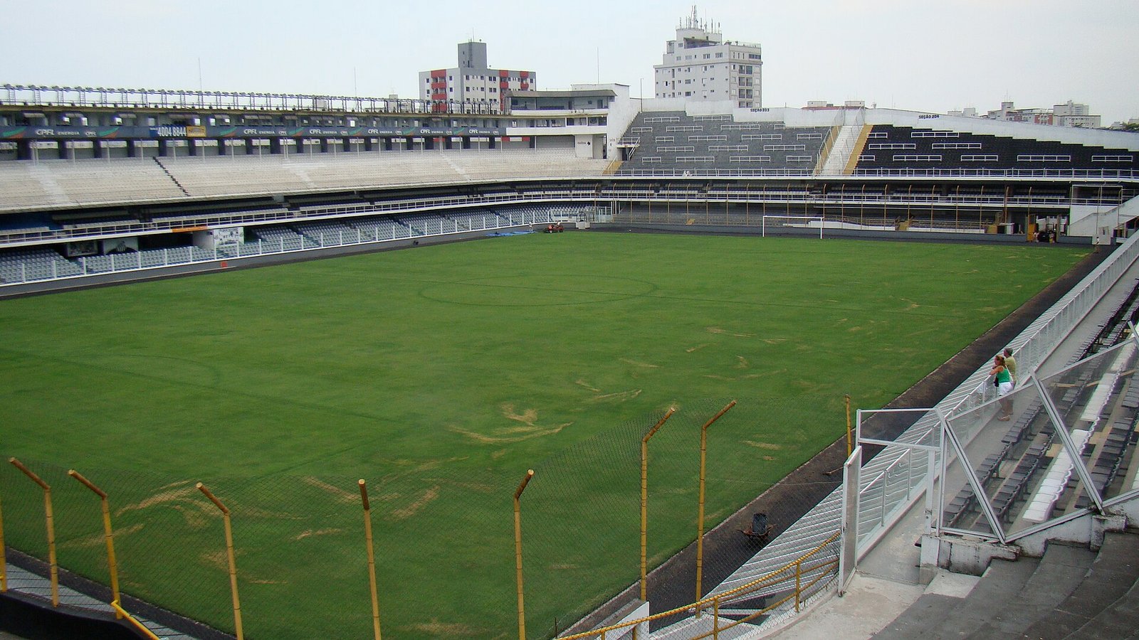 Gramado e arquibancadas da Vila Belmiro vazios, em fotografia de arquivo de 2009.