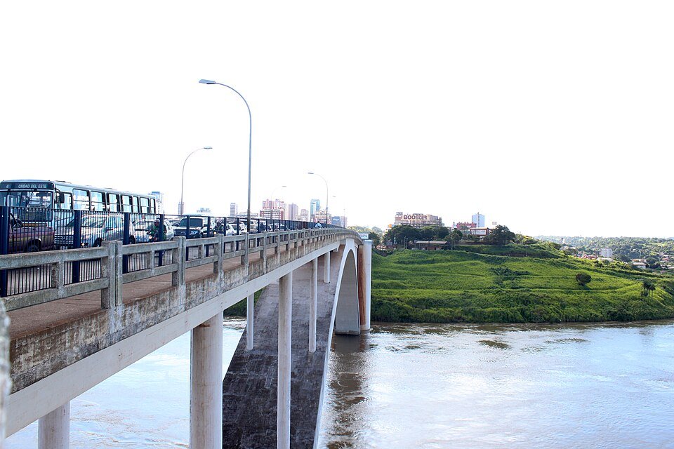Ponte da Amizade cruza o rio Paraná entre Brasil e Paraguai.