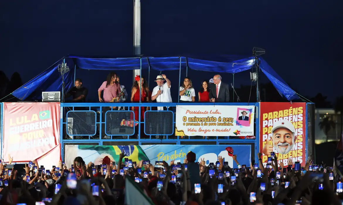 Palco e público na comemoração do aniversário de Lula em frente ao Palácio da Alvorada, em 27 de outubro de 2026.
