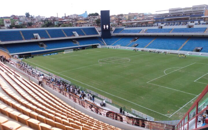 Vista do gramado e das arquibancadas azuis da Arena Barueri, em fotografia de arquivo de 2011.