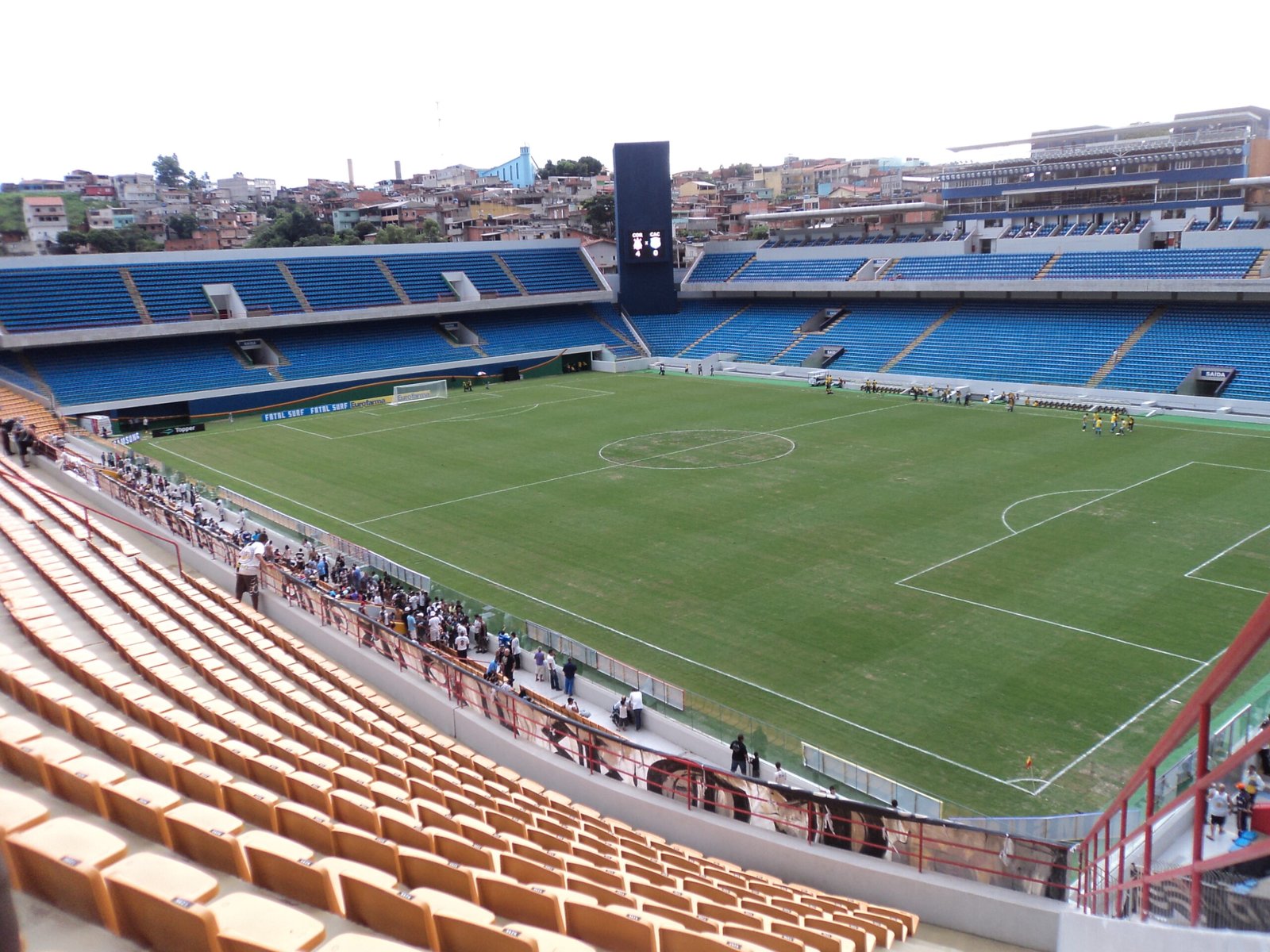Vista do gramado e das arquibancadas azuis da Arena Barueri, em fotografia de arquivo de 2011.