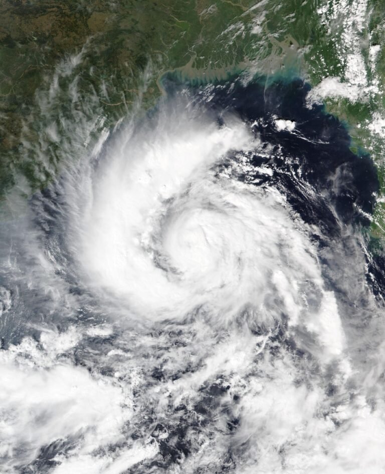 Imagem de satélite do ciclone Arnab sobre o golfo de Bengala em 26 de outubro.